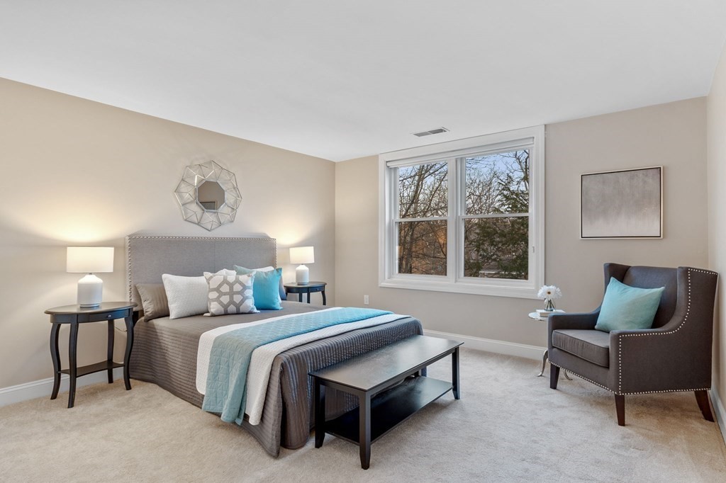 25 Holly Lane, Unit 2A Brookline, MA 02467 - Photo 5 of 34 a bedroom with a bed and lamp