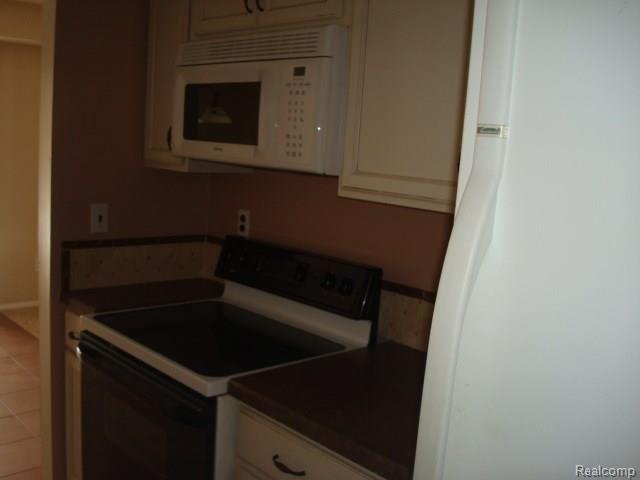 1687 Riverside Drive, Unit 48 Rochester Hills, MI 48309 - Photo 10 of 14