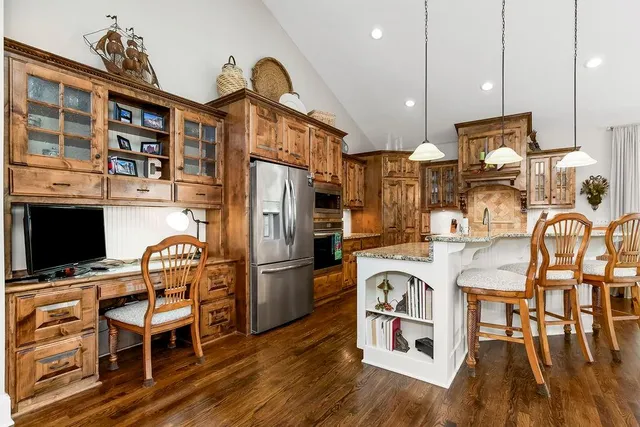 $750,000 | 631 North Shore Drive, Lake Waukomis, MO 64151