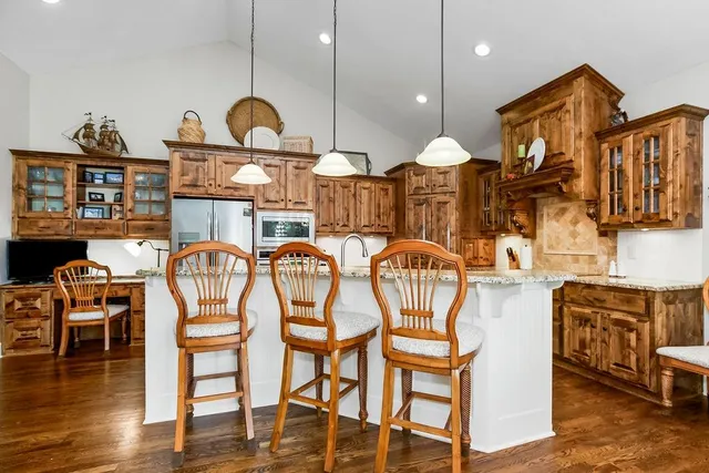 $750,000 | 631 North Shore Drive, Lake Waukomis, MO 64151