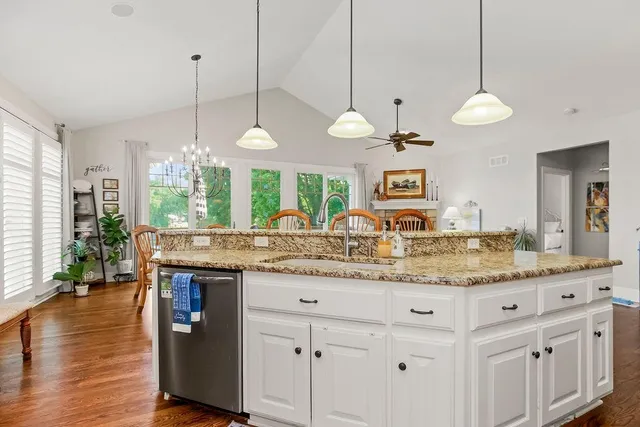 $750,000 | 631 North Shore Drive, Lake Waukomis, MO 64151