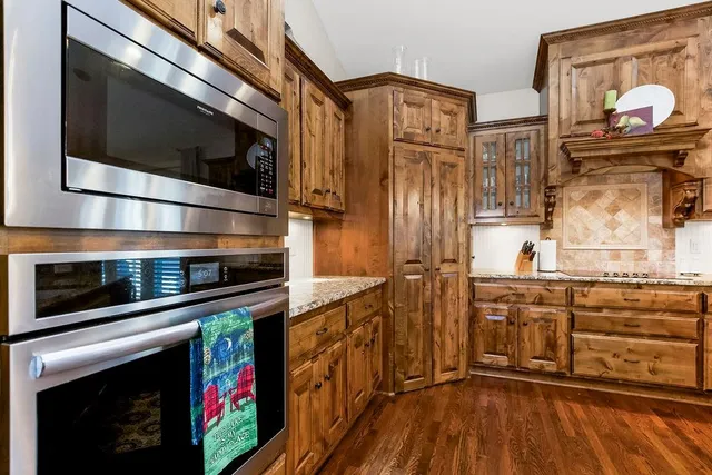 $750,000 | 631 North Shore Drive, Lake Waukomis, MO 64151