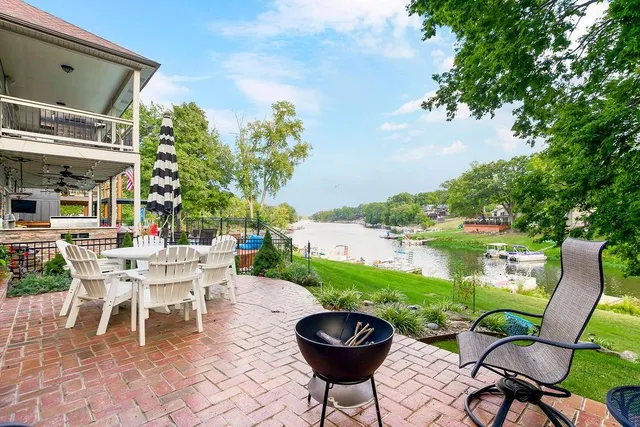 $750,000 | 631 North Shore Drive, Lake Waukomis, MO 64151