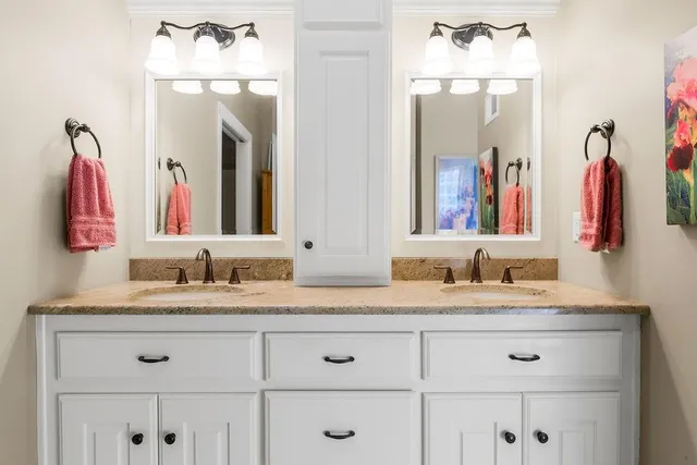 $750,000 | 631 North Shore Drive, Lake Waukomis, MO 64151