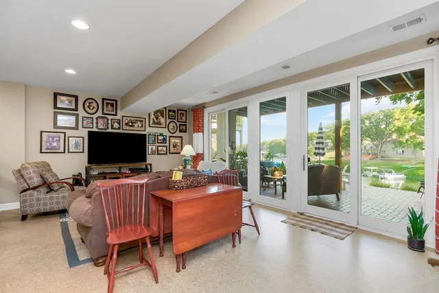 $750,000 | 631 North Shore Drive, Lake Waukomis, MO 64151