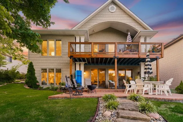 $750,000 | 631 North Shore Drive, Lake Waukomis, MO 64151