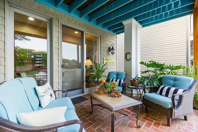 $750,000 | 631 North Shore Drive, Lake Waukomis, MO 64151