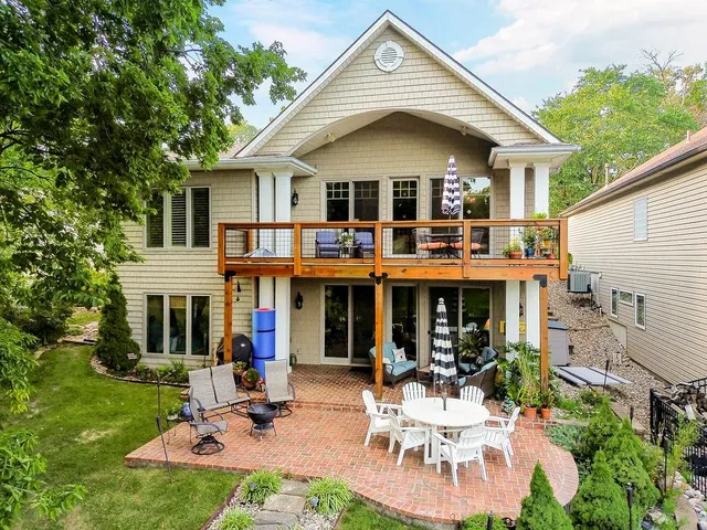 $750,000 | 631 North Shore Drive, Lake Waukomis, MO 64151