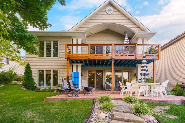 $750,000 | 631 North Shore Drive, Lake Waukomis, MO 64151