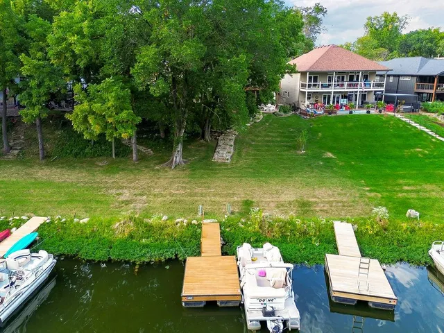 $750,000 | 631 North Shore Drive, Lake Waukomis, MO 64151