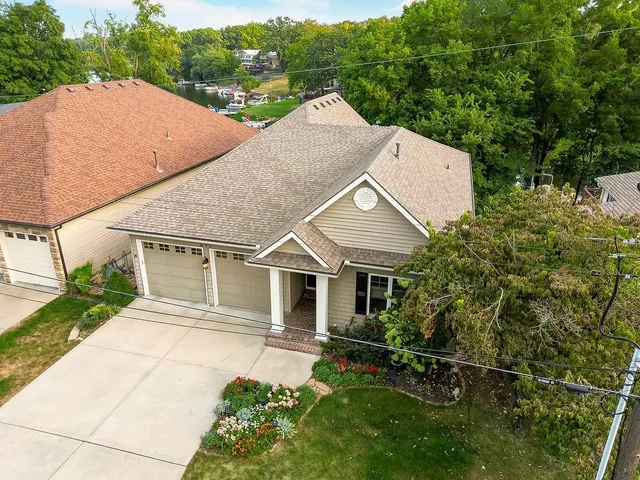 $750,000 | 631 North Shore Drive, Lake Waukomis, MO 64151