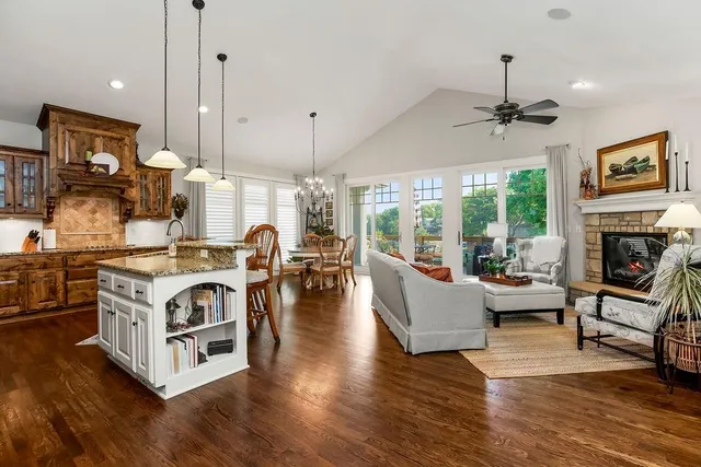 $750,000 | 631 North Shore Drive, Lake Waukomis, MO 64151