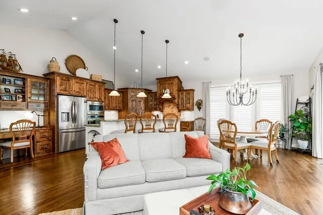 $750,000 | 631 North Shore Drive, Lake Waukomis, MO 64151