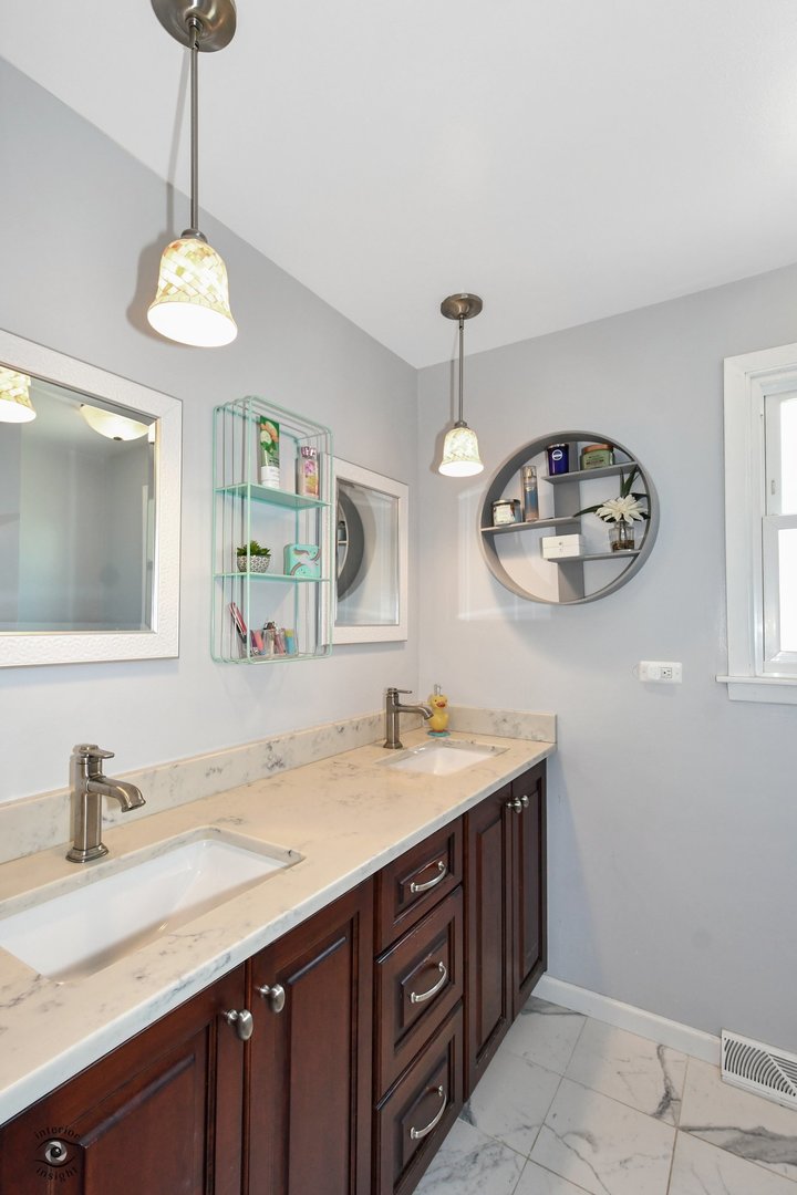802 Timber Lane Darien, IL 60561 - Photo 15 of 23 a bathroom with a sink and a mirror