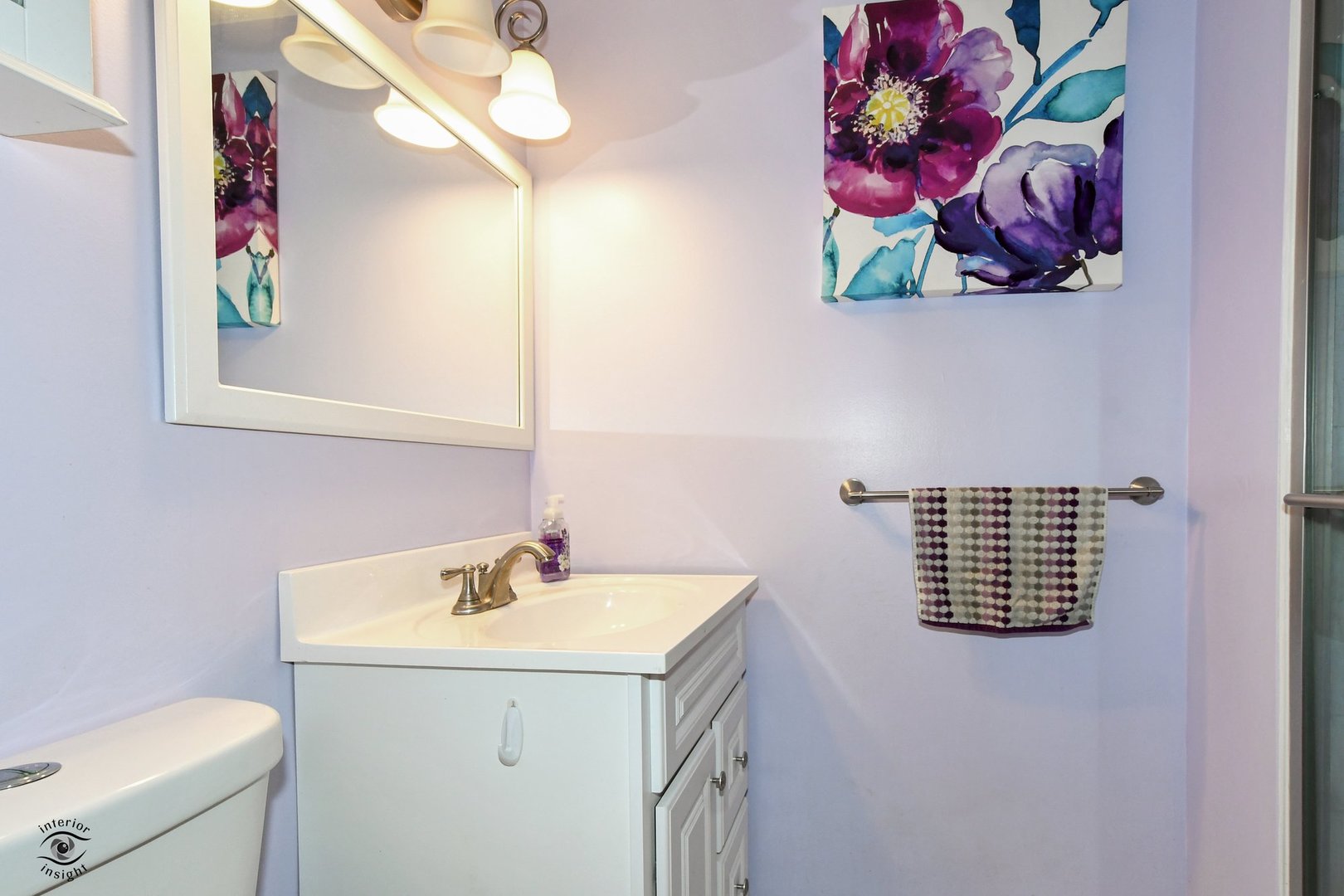 802 Timber Lane Darien, IL 60561 - Photo 20 of 23 a bathroom with a sink a mirror and a toilet