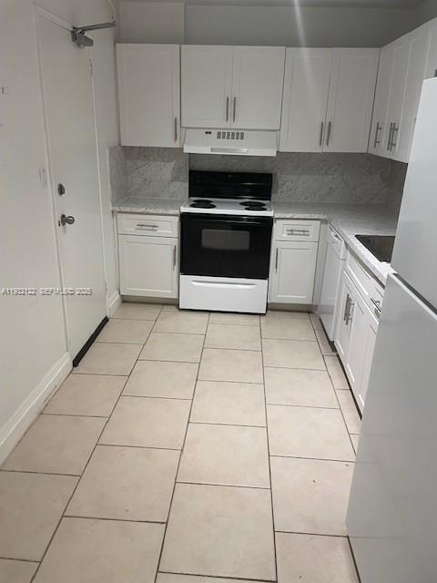 10185 Collins Avenue, Unit 321 Bal Harbour, FL 33154 - Photo 6 of 17 a kitchen with a stove a sink and a refrigerator