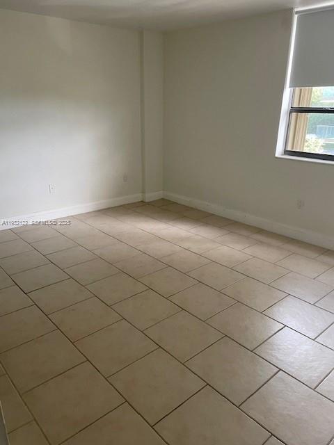 10185 Collins Avenue, Unit 321 Bal Harbour, FL 33154 - Photo 7 of 17 an empty room and a window