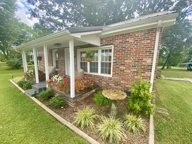 a view of a house with backyard and garden