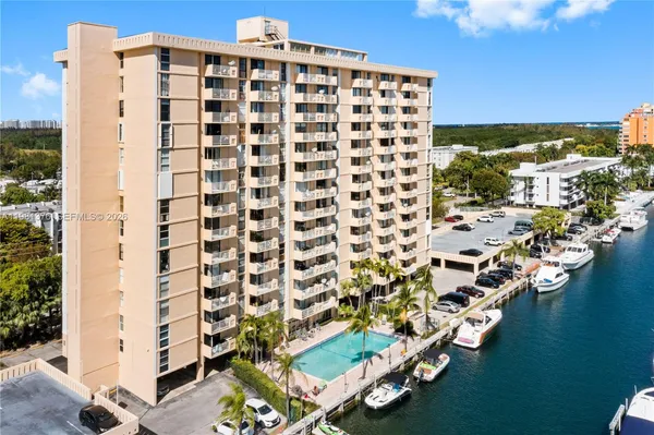 $1,800 | 2350 Northeast 135th Street, Unit 201, North Miami, FL 33181