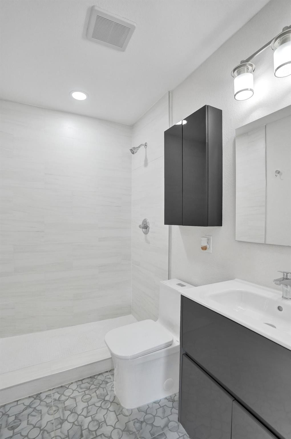 631 North 69th Terrace Hollywood, FL 33024 - Photo 13 of 60 a bathroom with a toilet a sink and bathtub