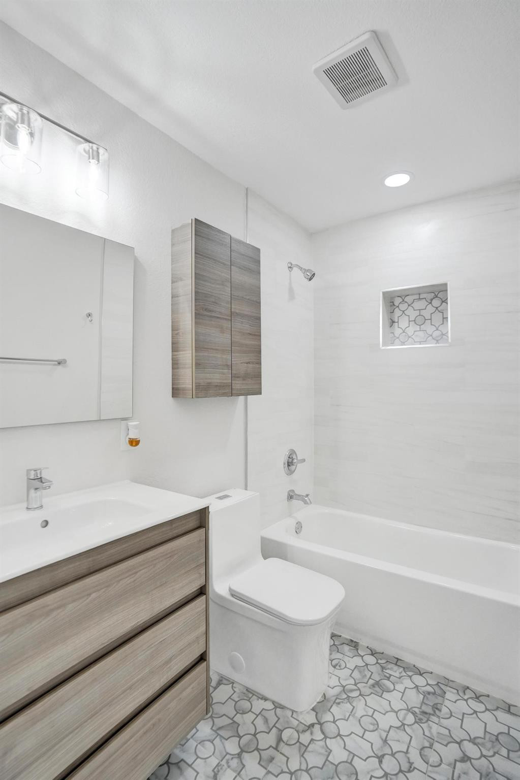 631 North 69th Terrace Hollywood, FL 33024 - Photo 26 of 60 a bathroom with a toilet a sink and bathtub