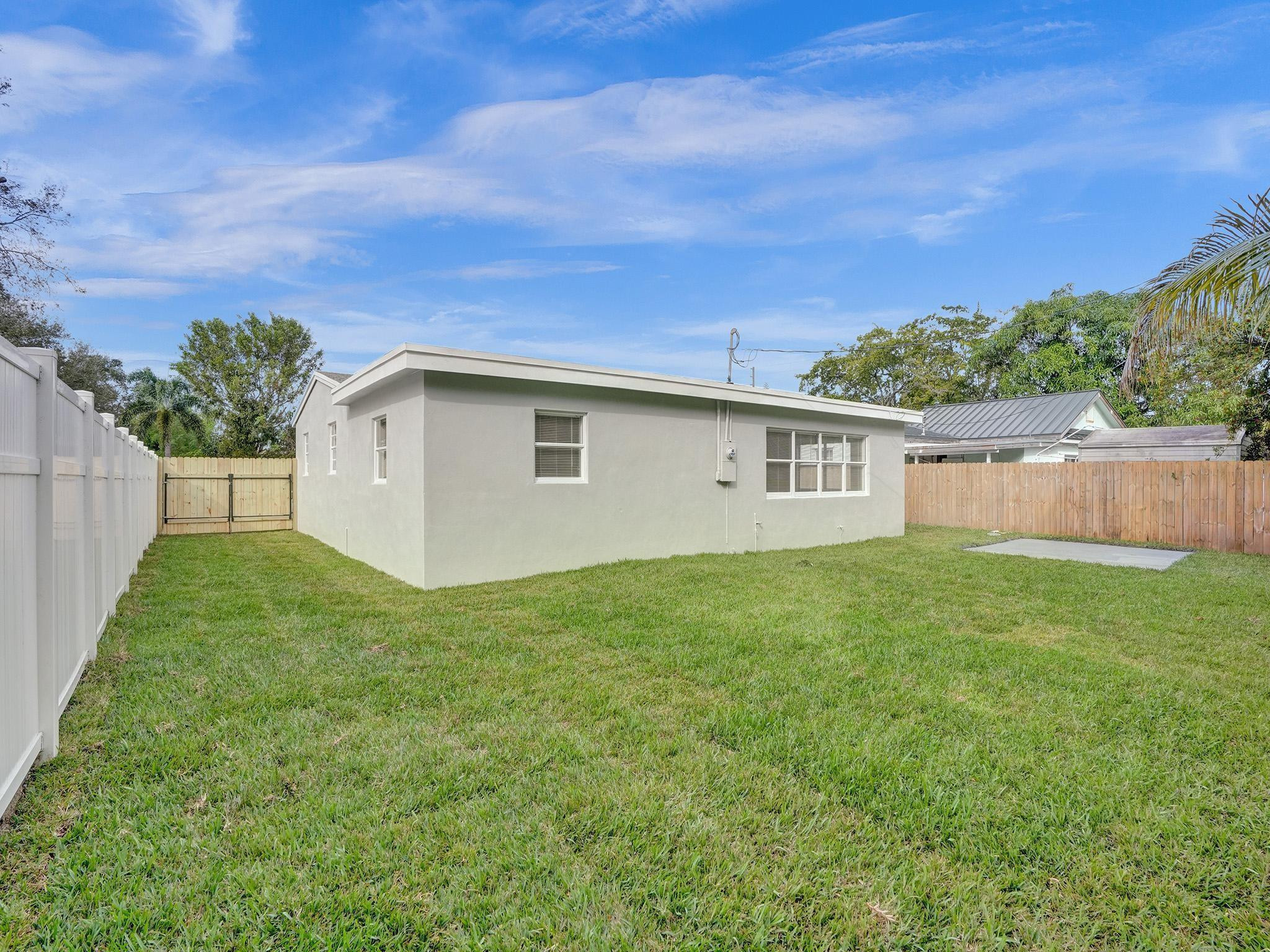 631 North 69th Terrace Hollywood, FL 33024 - Photo 58 of 60 a view of a backyard with a garden