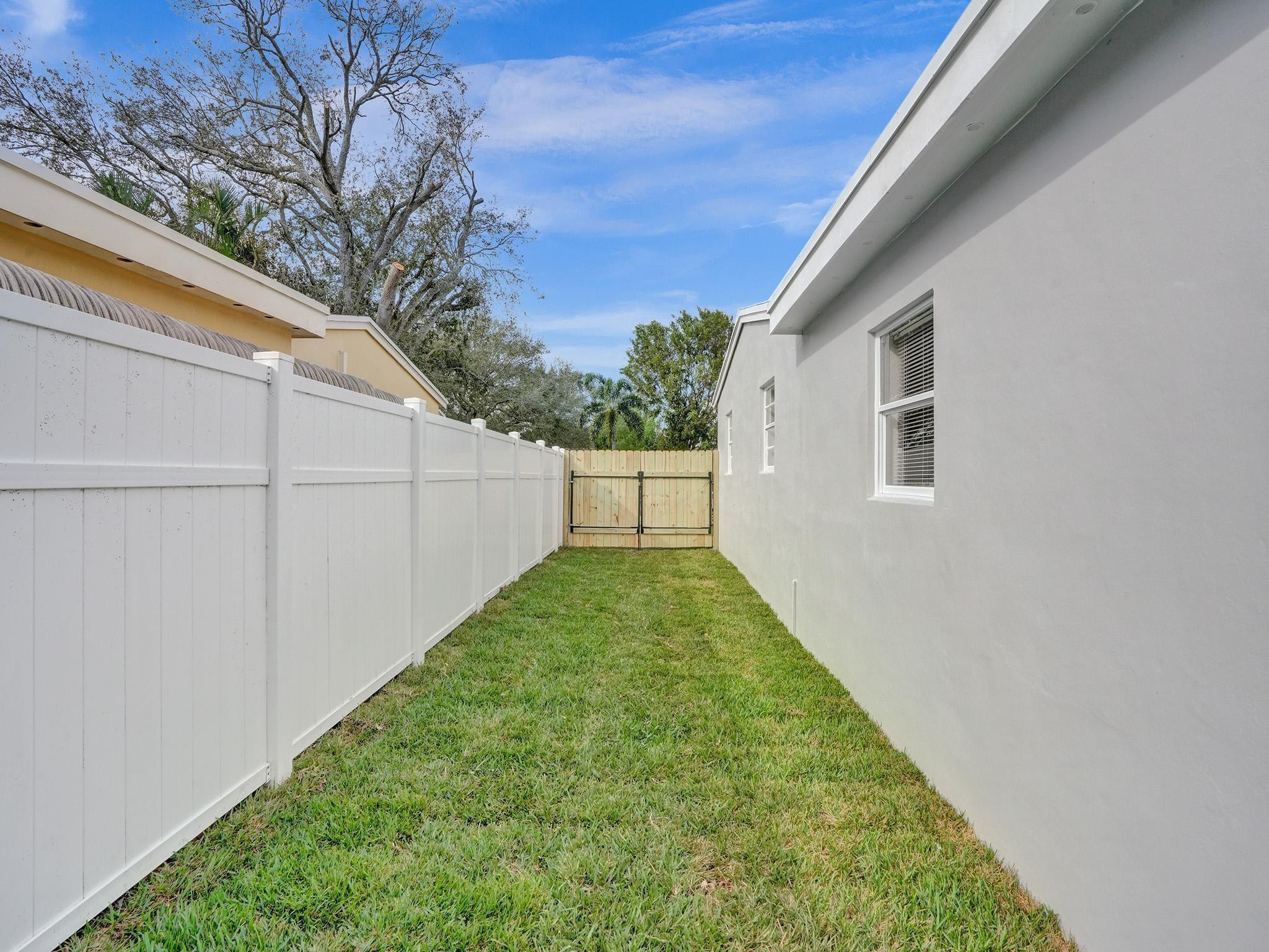 631 North 69th Terrace Hollywood, FL 33024 - Photo 60 of 60 a view of a backyard with plants and a backyard