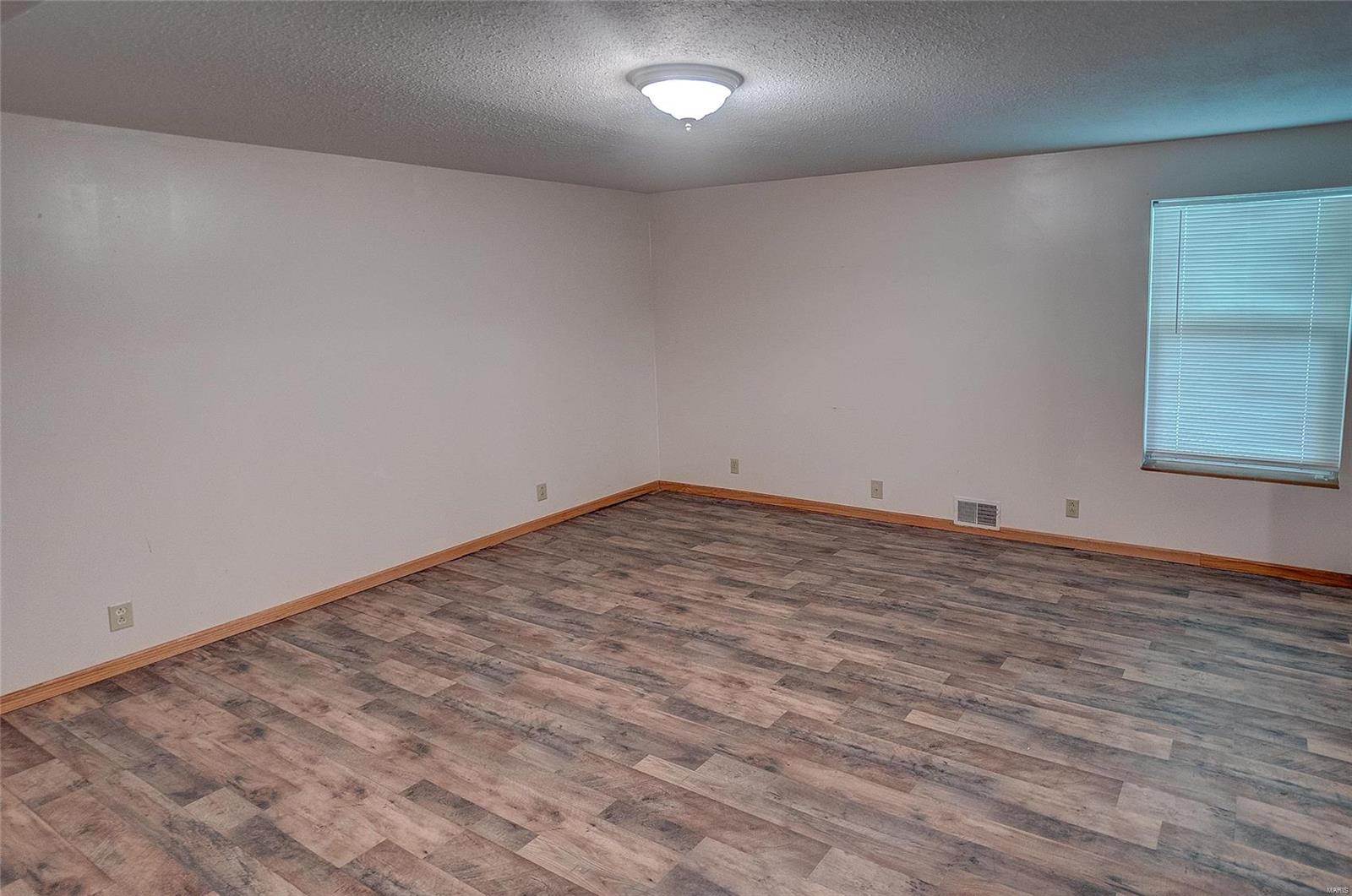 8668 Pin Oak Road Edwardsville, IL 62025 - Photo 19 of 40 Gallery Image 19
