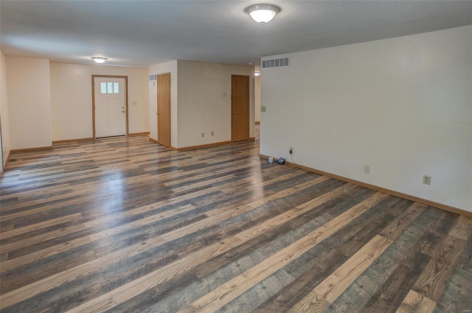 8668 Pin Oak Road Edwardsville, IL 62025 - Photo 4 of 40 Gallery Image 4