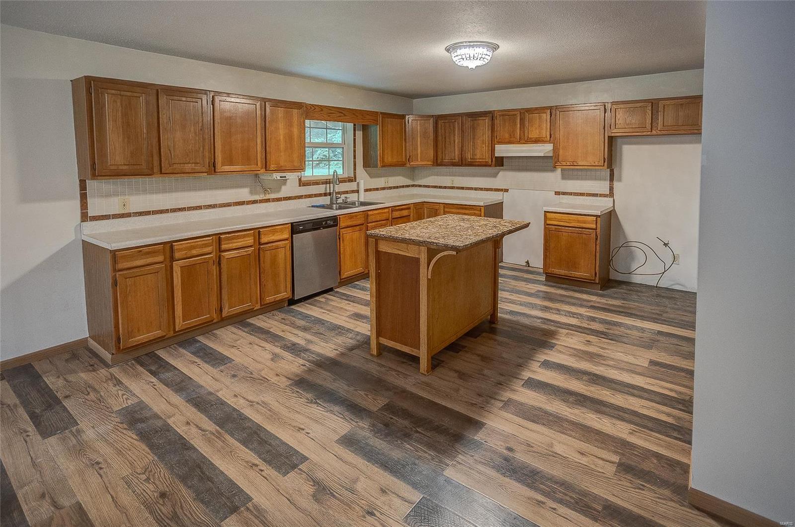 8668 Pin Oak Road Edwardsville, IL 62025 - Photo 9 of 40 Gallery Image 9
