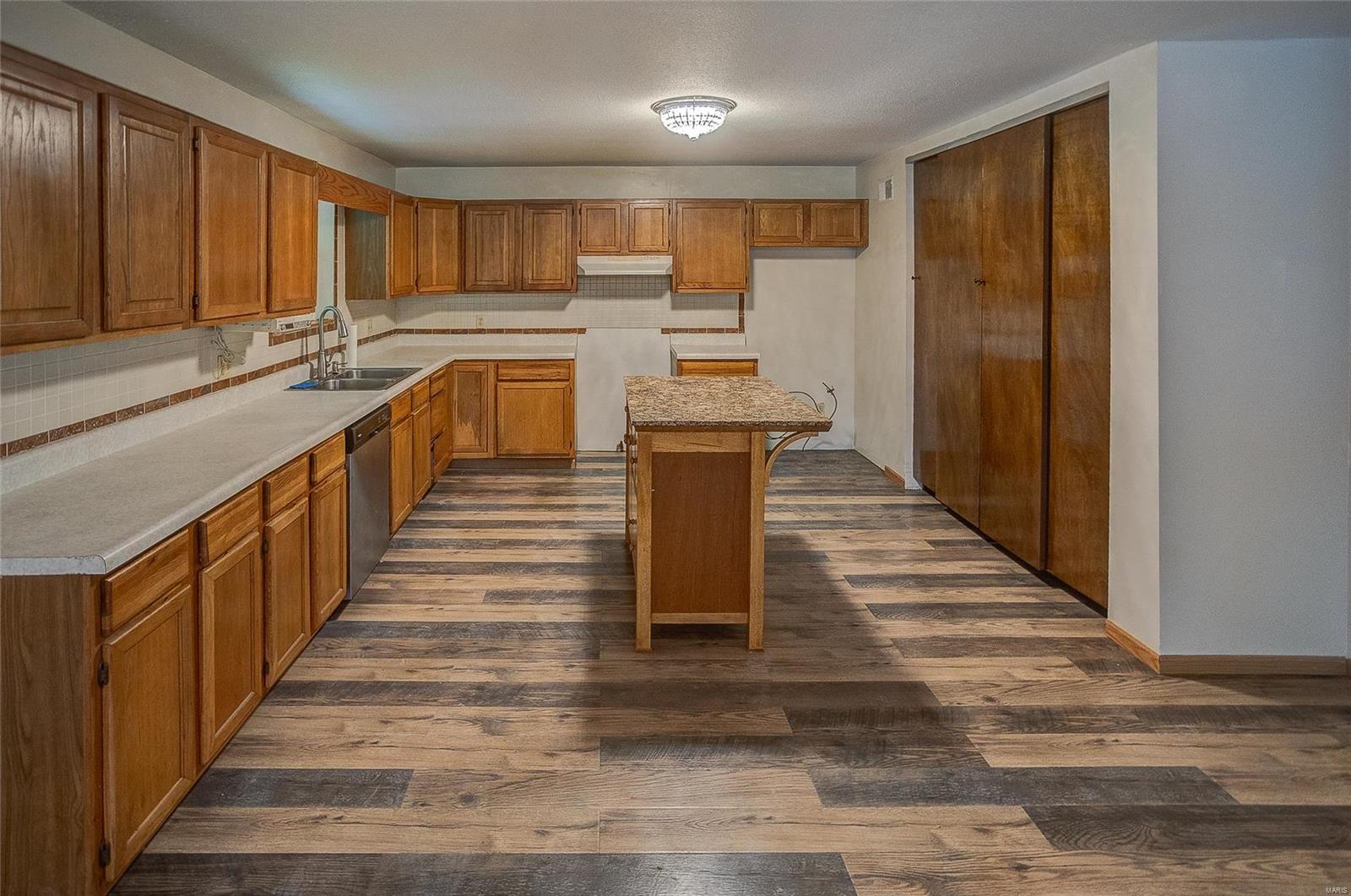 8668 Pin Oak Road Edwardsville, IL 62025 - Photo 10 of 40 Gallery Image 10