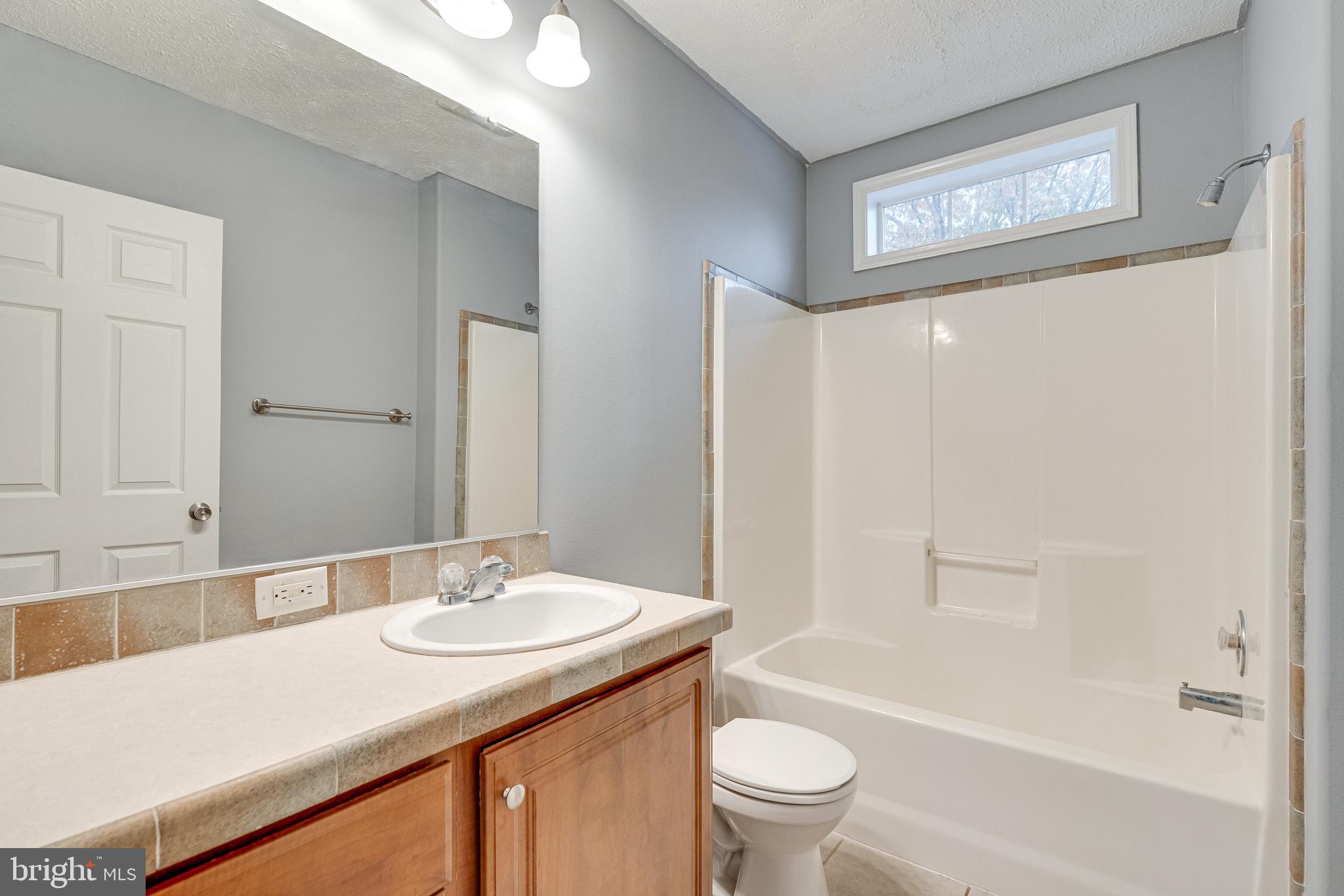 14640 Lufthansa Circle Chantilly, VA 20151 - Photo 23 of 35 Hall bathroom