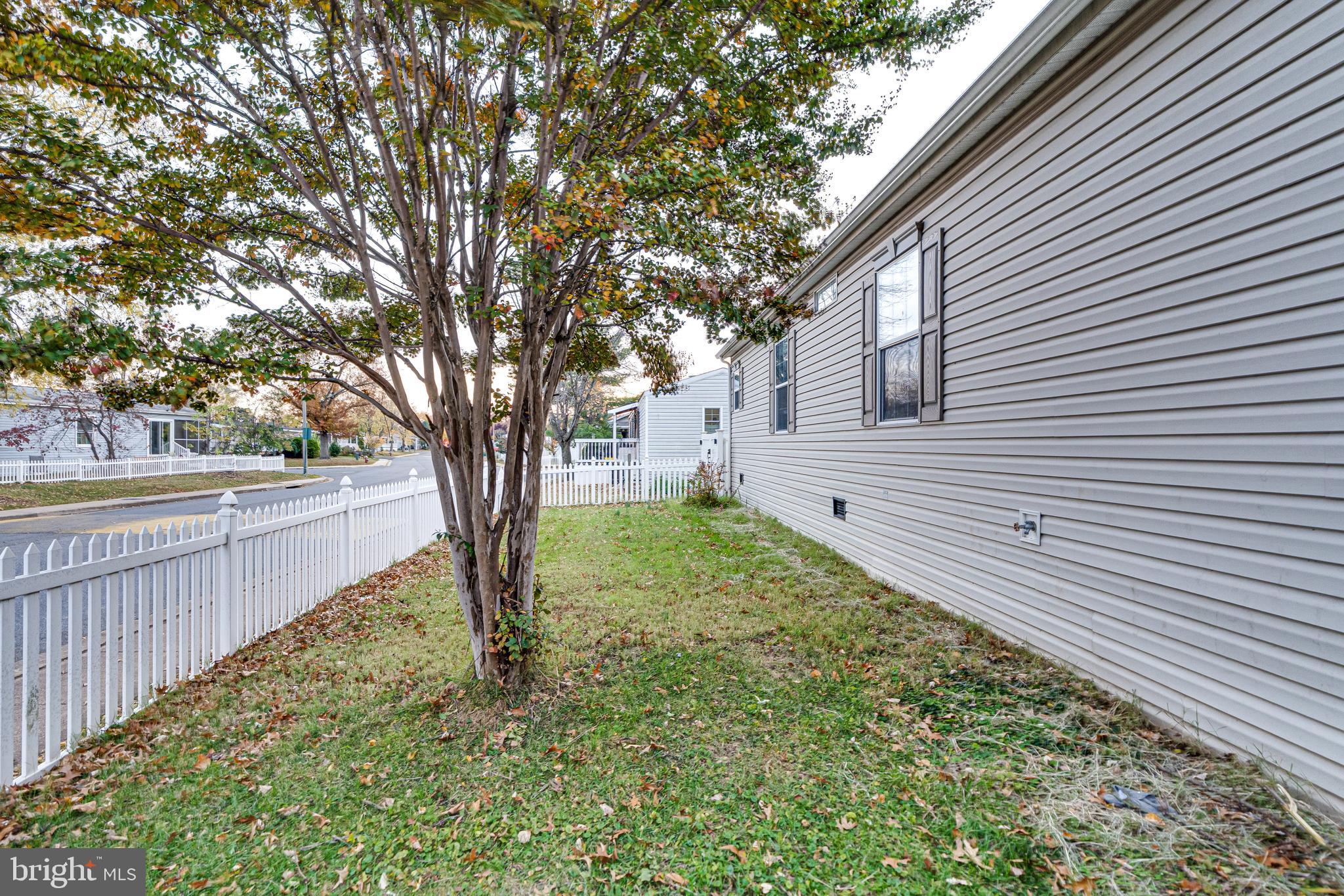 14640 Lufthansa Circle Chantilly, VA 20151 - Photo 25 of 35 Fenced yard