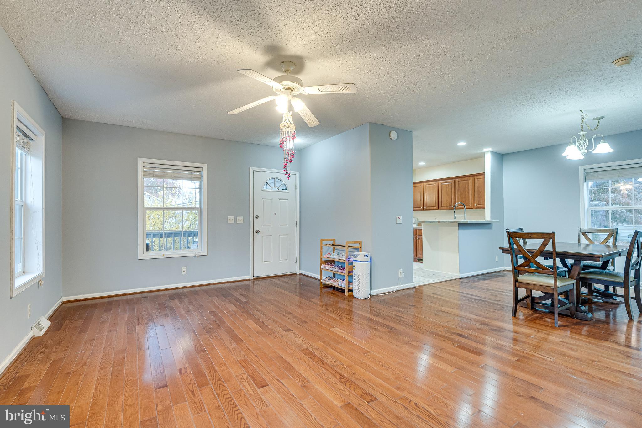 14640 Lufthansa Circle Chantilly, VA 20151 - Photo 6 of 35 Living room with ceiling fan