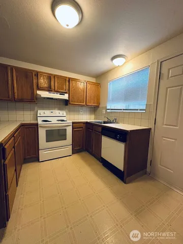 $1,900 | 21527 73rd Place West, Unit 4, Edmonds, WA 98026