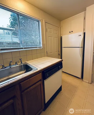 $1,900 | 21527 73rd Place West, Unit 4, Edmonds, WA 98026