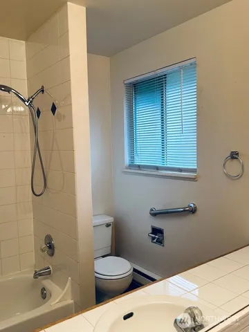 $1,900 | 21527 73rd Place West, Unit 4, Edmonds, WA 98026