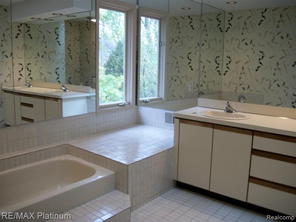 30959 Country Ridge Circle Farmington, MI 48331 - Photo 15 of 27 100_1635.JPG