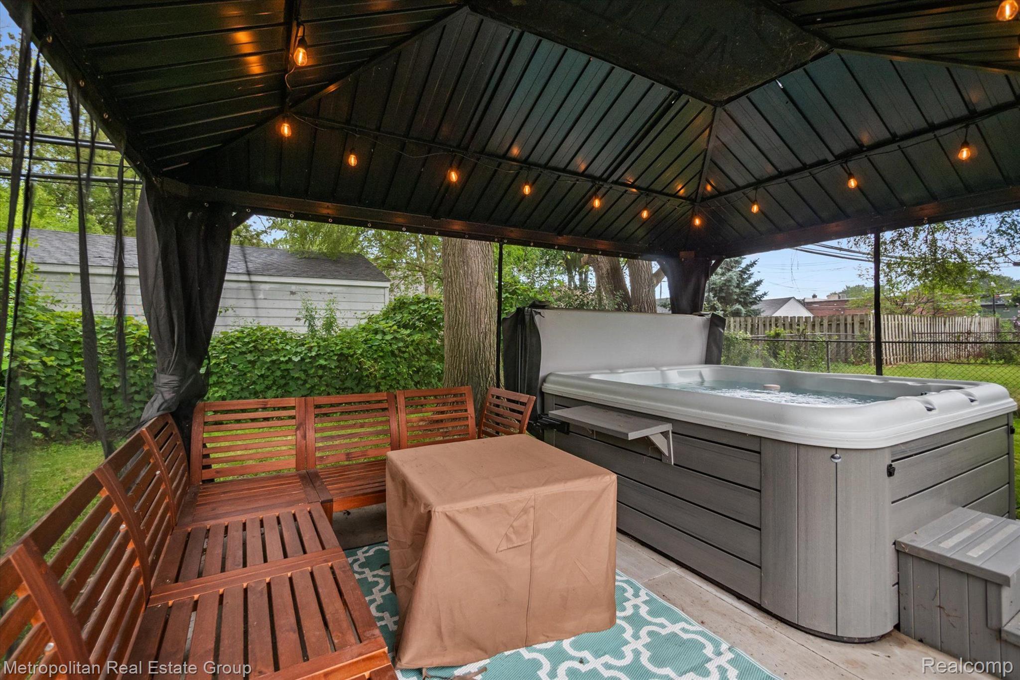 1833 Roslyn Road Grosse Pointe, MI 48236 - Photo 36 of 43 Gallery Image 36