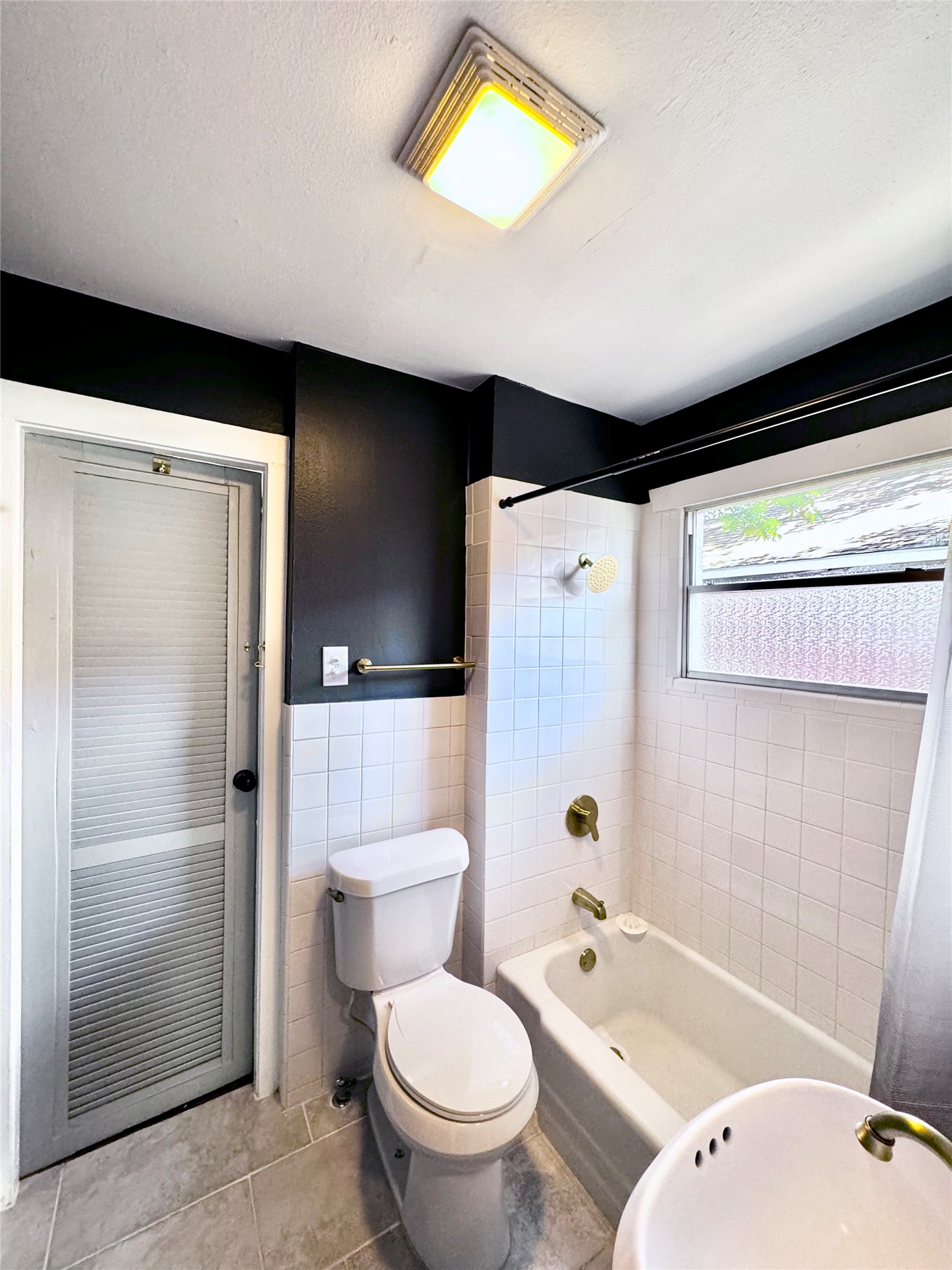 1018 Dunbar Street Houston, TX 77009 - Photo 28 of 30 Dramatic black paint contrasts with the crisp white tile!!