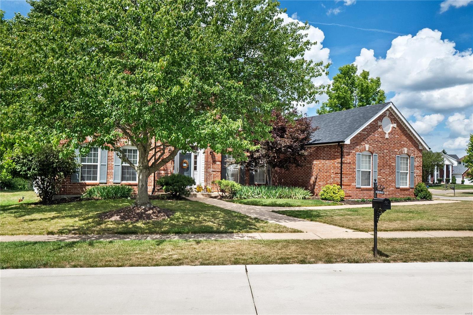 817 Castle Forest Court Ballwin, MO 63021 - Photo 3 of 68