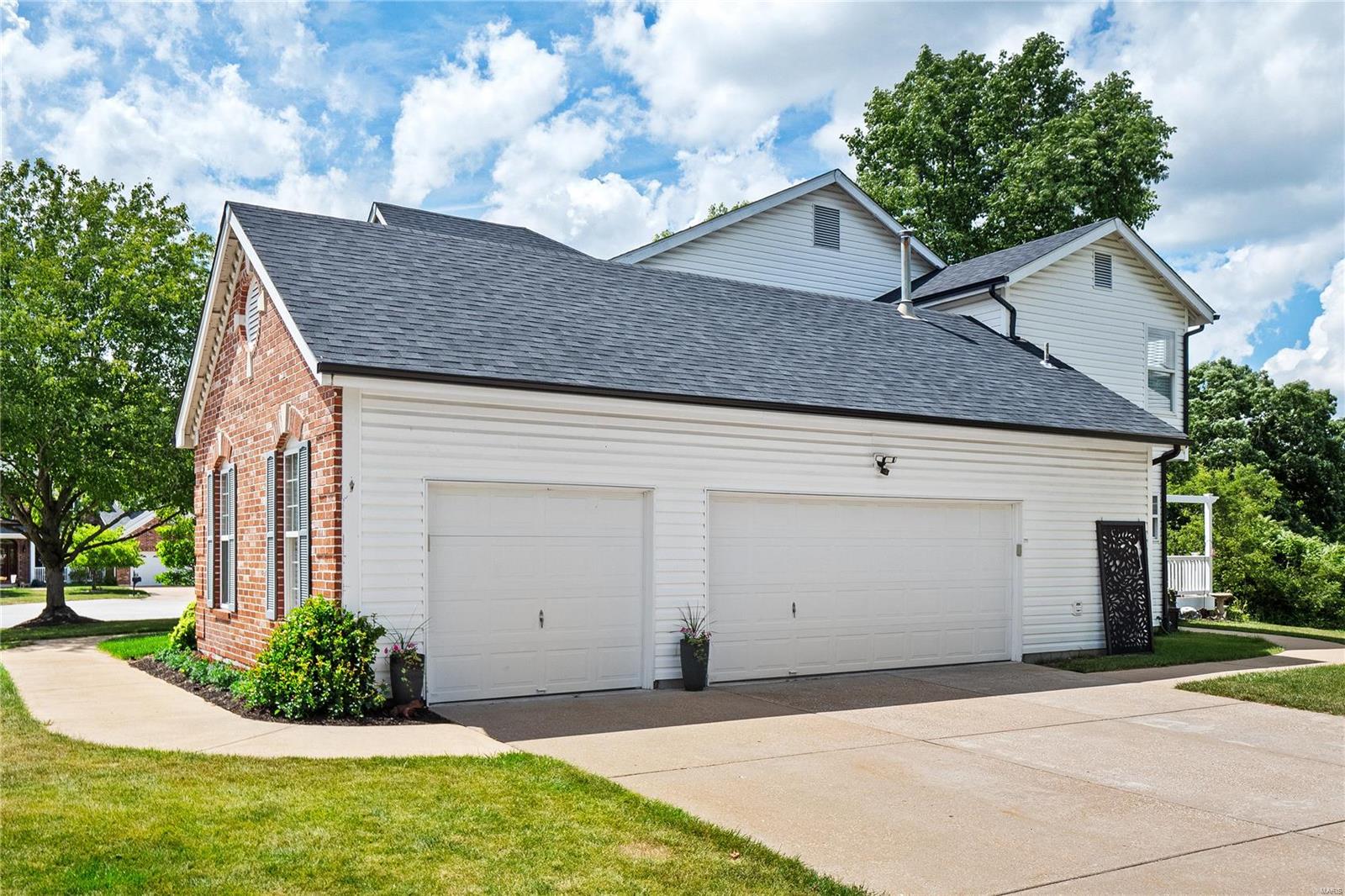 817 Castle Forest Court Ballwin, MO 63021 - Photo 5 of 68