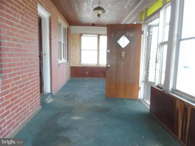 6703 North Point Road Baltimore, MD 21219 - Photo 3 of 15 Interior (General)