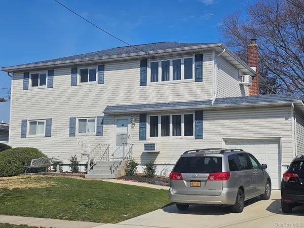 $2,800 | 43 Guilford Park Drive, Unit 2, West Babylon, NY 11704