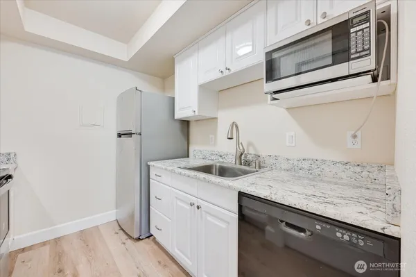 $399,950 | 14600 Northeast 32nd Street, Unit I16, Bellevue, WA 98007