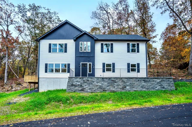 a view of house with a yard