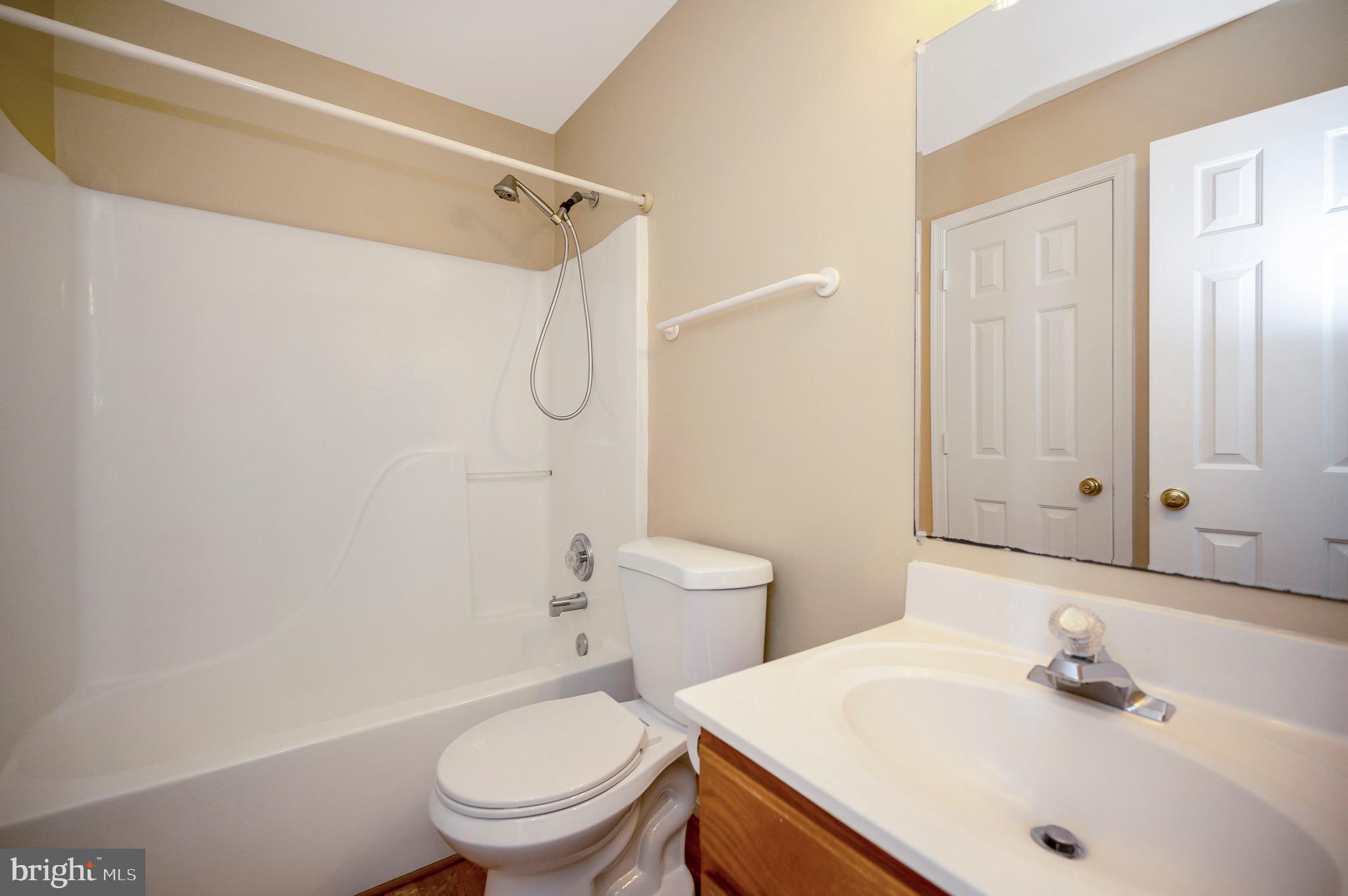 303 Donelson Loop Stafford, VA 22554 - Photo 8 of 50 Main level tub bath