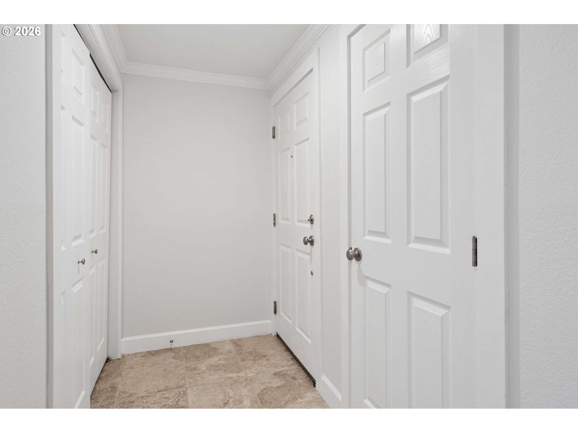 7937 Southwest 40th Avenue, Unit I Portland, OR 97219 - Photo 4 of 48 Entrance/Foyer