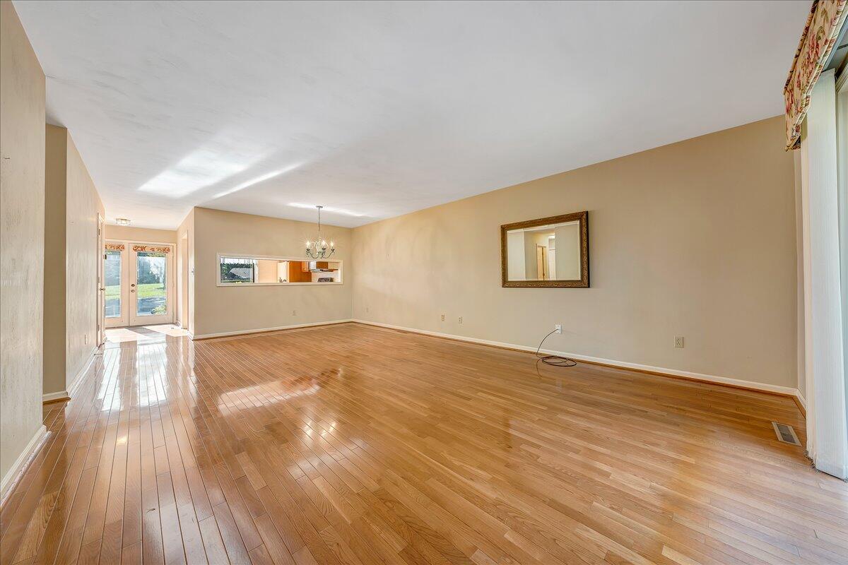 2405 South Clearing Road Salem, VA 24153 - Photo 4 of 38 Living Room