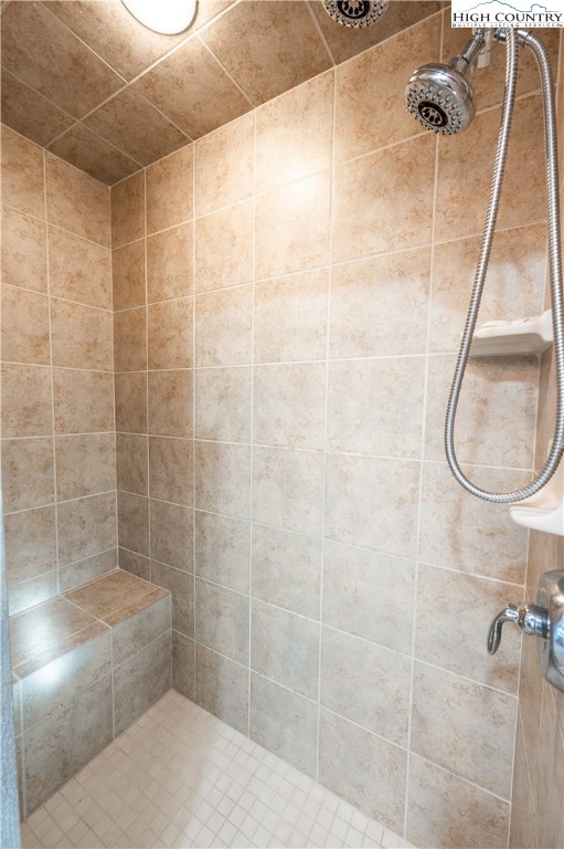 342 Ridgeline Drive, Unit 15B Sugar Mountain, NC 28604 - Photo 13 of 26 a bathroom with a shower